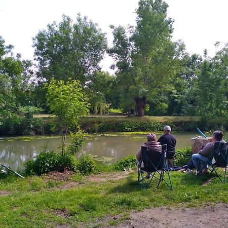 Отель La Ferme Du Marais Poitevin - Roulotte Benet Экстерьер фото
