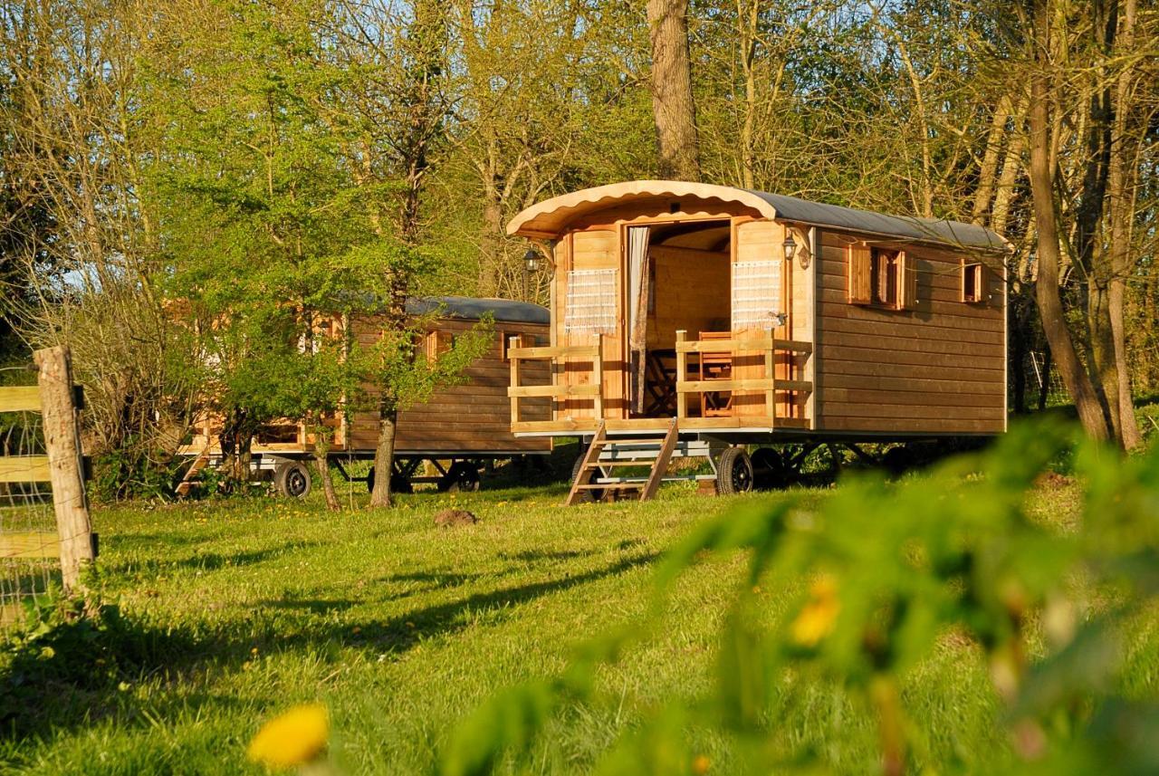 Отель La Ferme Du Marais Poitevin - Roulotte Benet Экстерьер фото