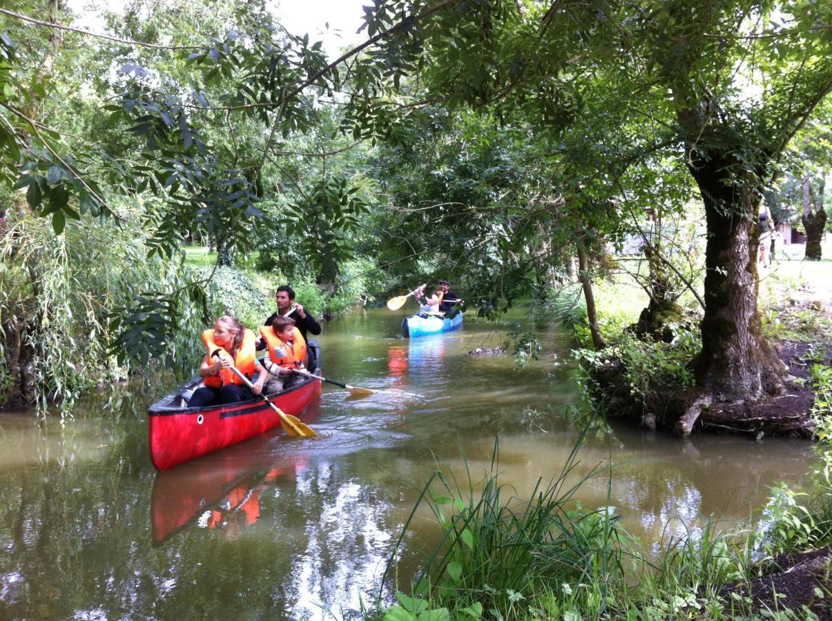 Отель La Ferme Du Marais Poitevin - Roulotte Benet Экстерьер фото