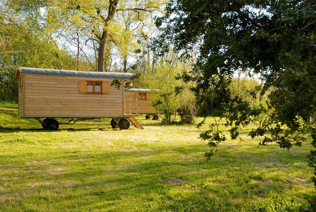 Отель La Ferme Du Marais Poitevin - Roulotte Benet Экстерьер фото