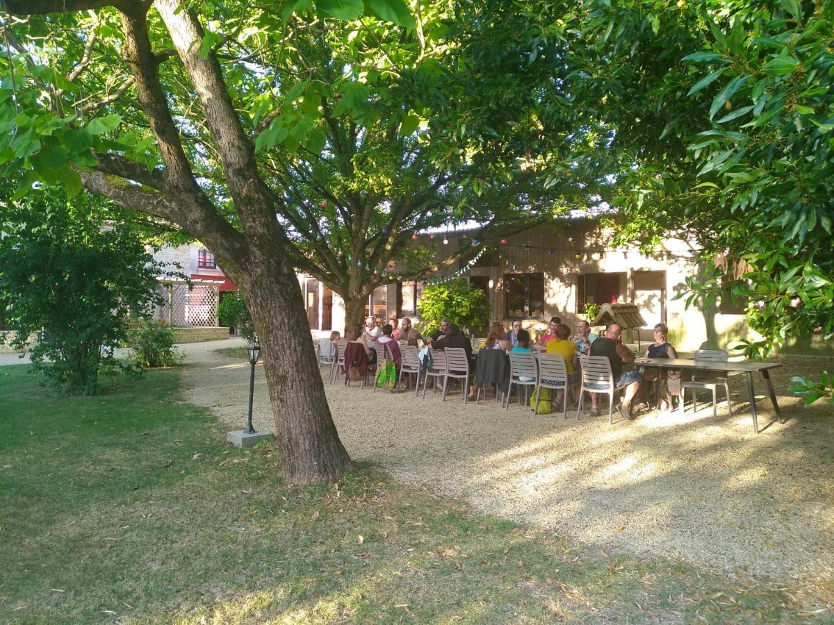 Отель La Ferme Du Marais Poitevin - Roulotte Benet Экстерьер фото